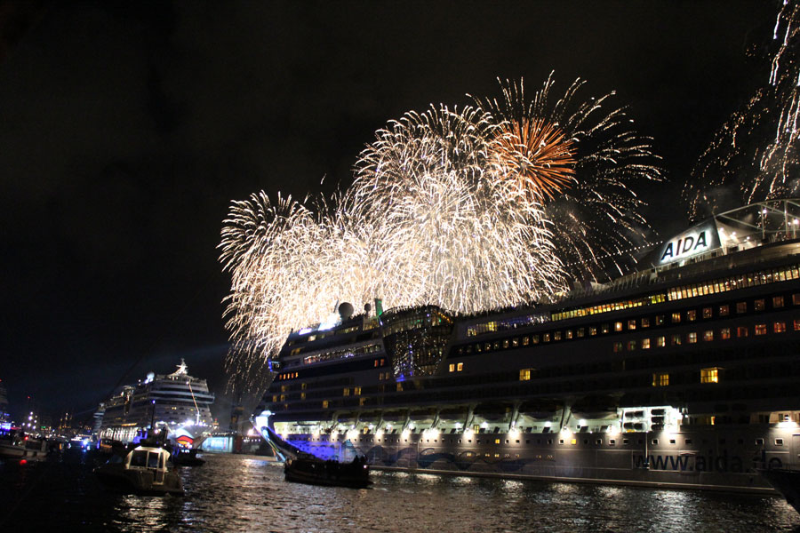 Feuerwerk zum Hafengeburtstag von der Barkasse aus live sehen