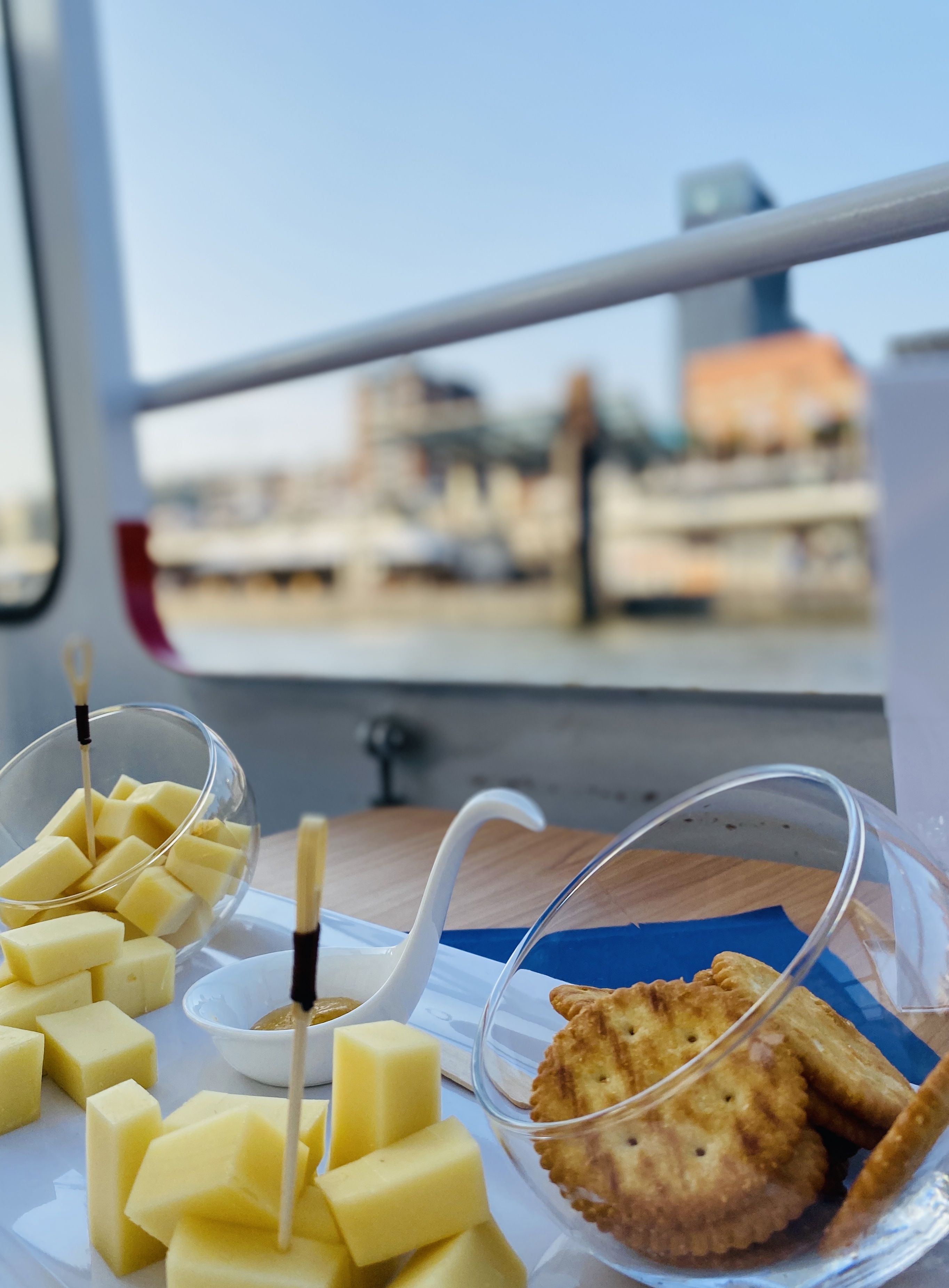 Genuss-Hafenrundfahrt mit Käse und Wein - GREGORS Hamburg