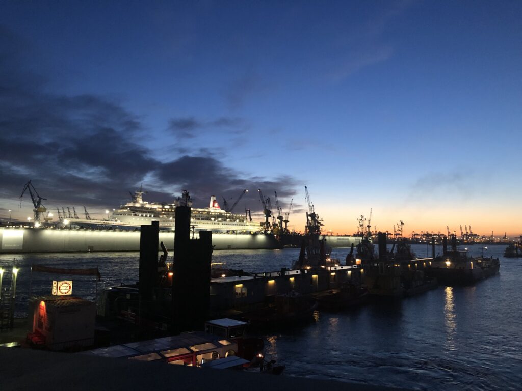 Dock bei Abenddämmerung