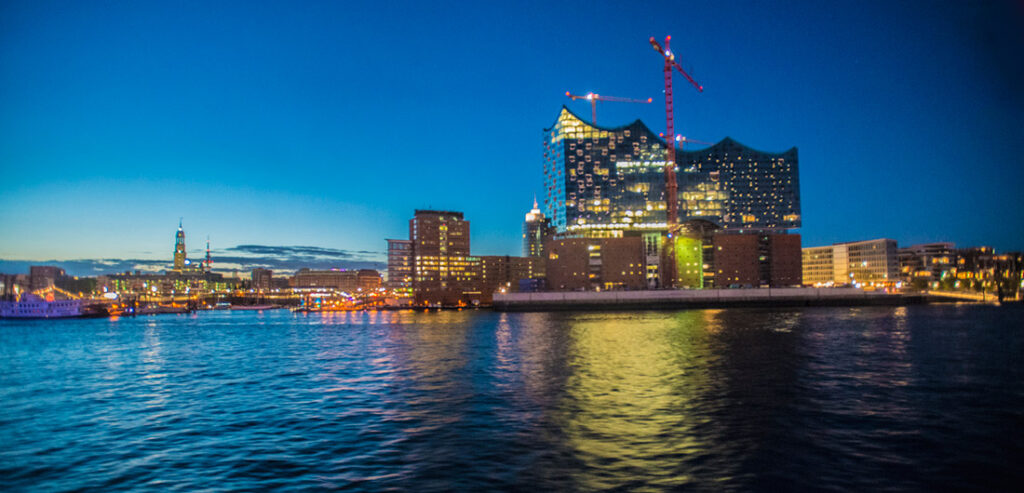 Elbphilharmonie bei Abenddämmerung