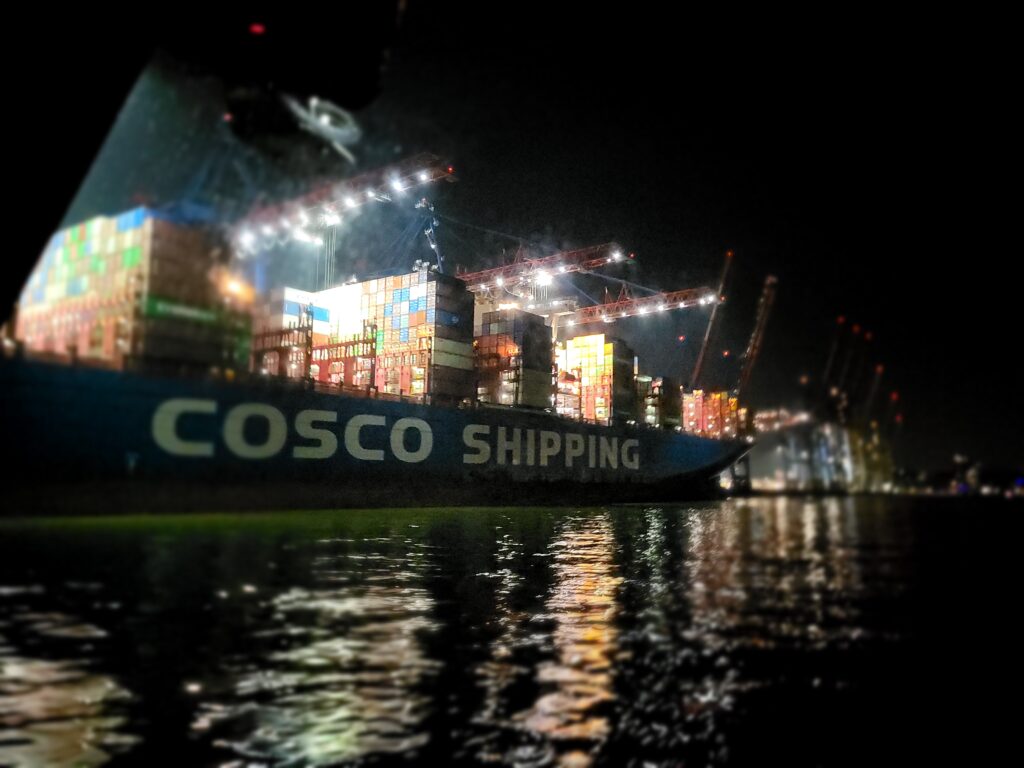 Containerschiff am Containerterminal in Altenwerder bei Nacht