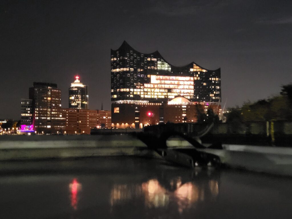 Ausblick auf Elbphilharmonie am Abend