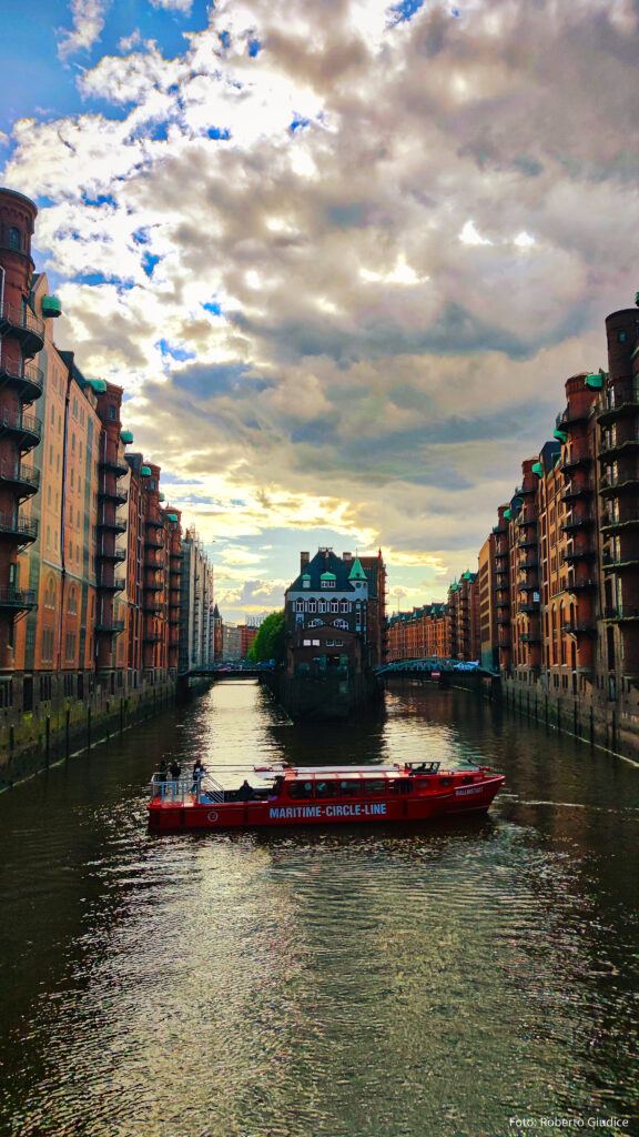 Eine Barkasse, die in einem Hamburger Kanal quer steht