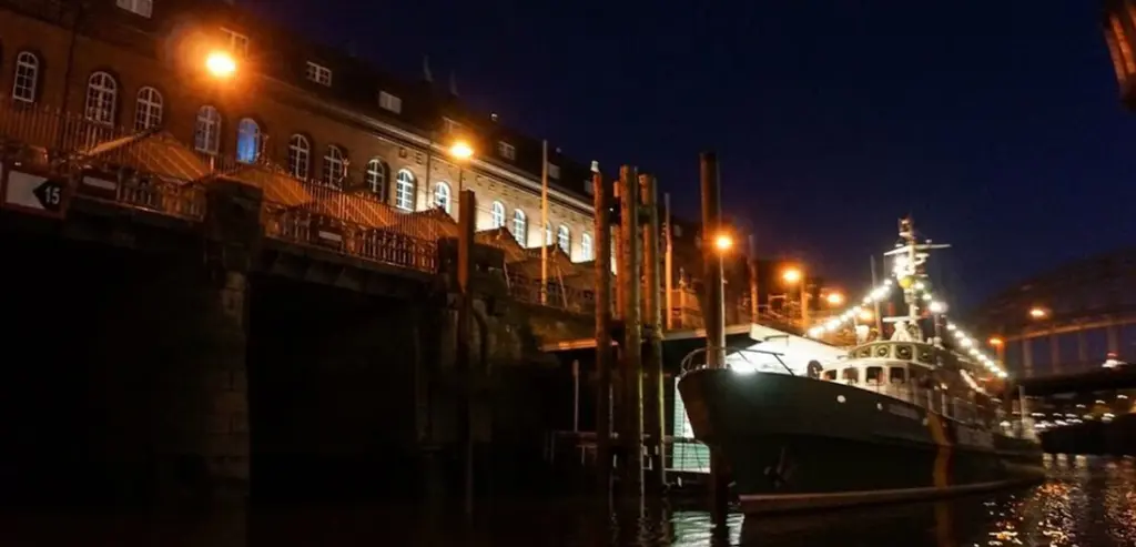 Kanal in Hamburg bei Nacht