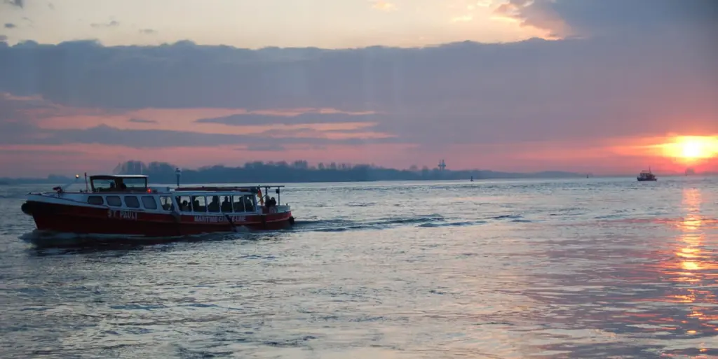 Die Barkasse St. Pauli auf der Elbe im Sonnenuntergang