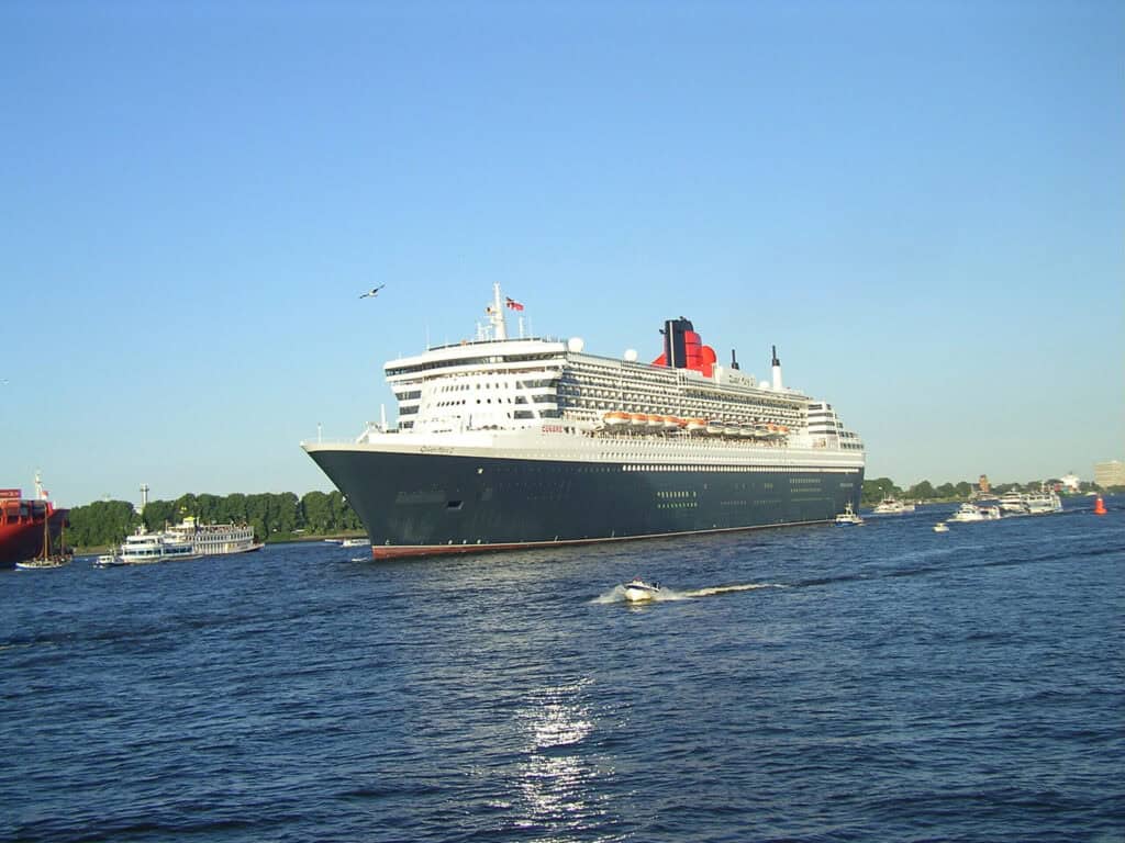 Queen Mary 2 Begleitfahrt in Hamburg